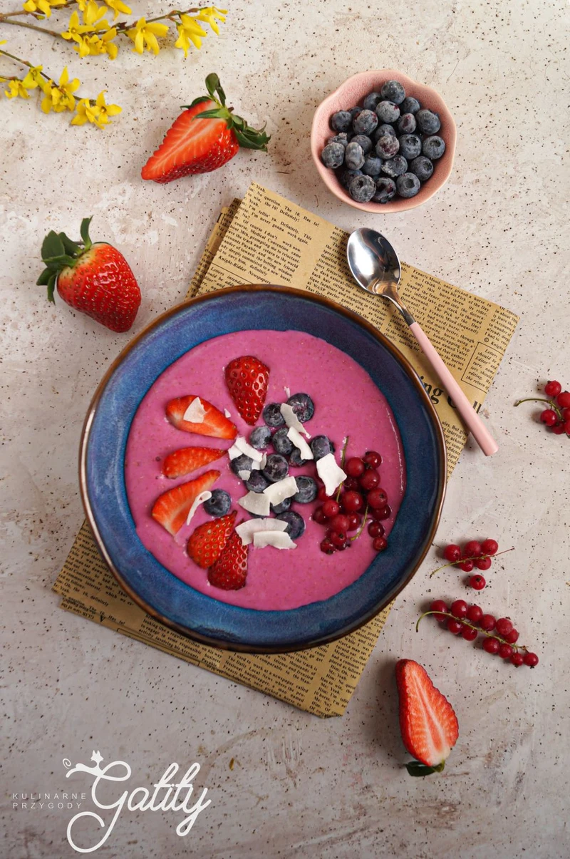 Owsiane smoothie bowl z burakiem i owocami