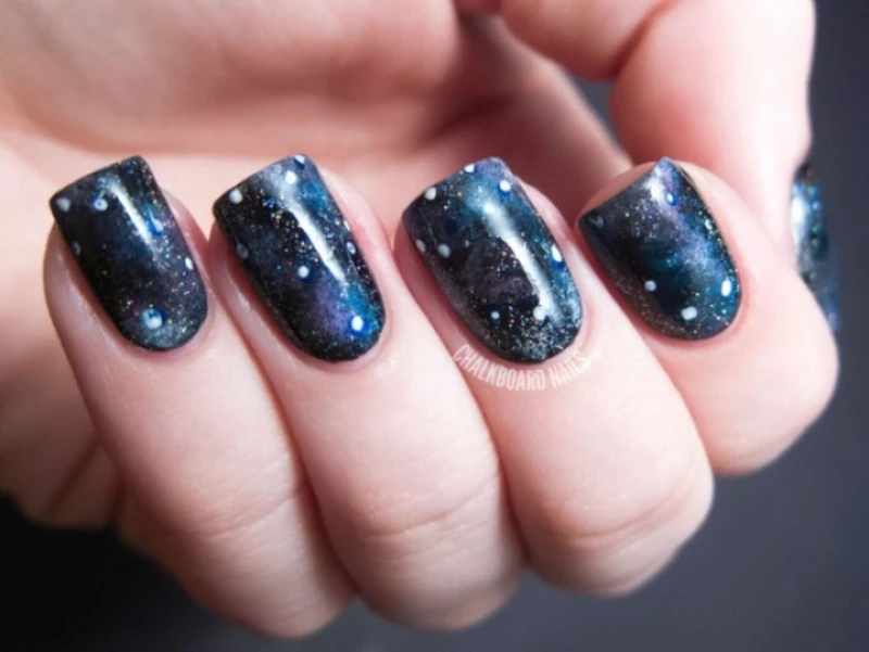 Kosmiczny manicure