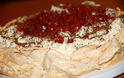 Prosty i pyszny tort bezowy z kremem i granatem.