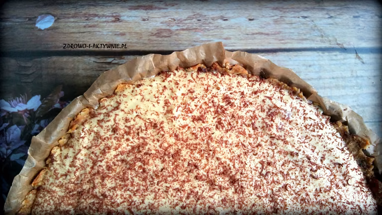 Daktylowa tarta z kremem o smaku mango i kokosa