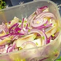 ŚLEDZIE Z CZERWONĄ CEBULKĄ I SZCZYPIOREM W OLEJU
