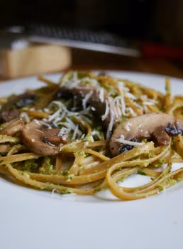 LINGUINI Z PESTO SZPINAKOWO-SZPARAGOWYM