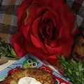 Placki ziemniaczane z cebulką smażoną i surową