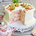 Tort truskawkowo-bananowy z kremem jogurtowym