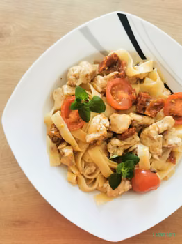 Makaron z tagiatelle z indykiem i pomidorkami