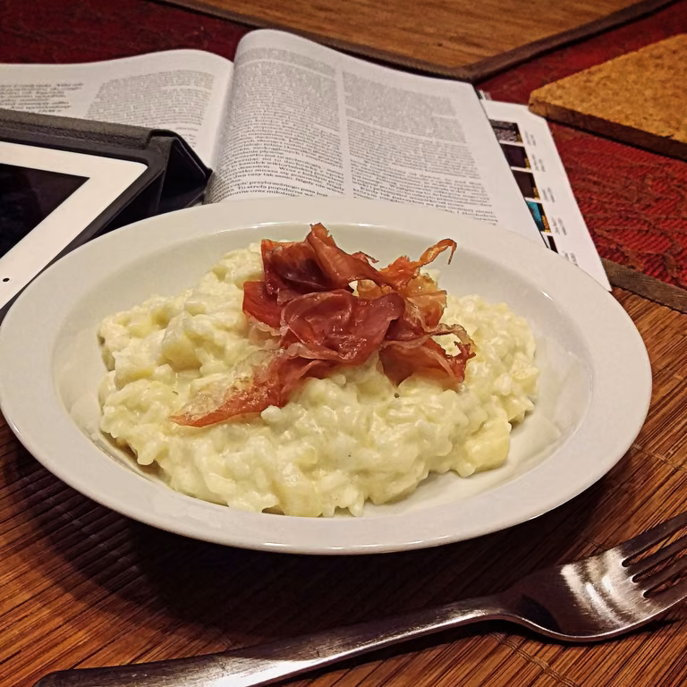 KREMOWE RISOTTO Z SELEREM I SZYNKĄ PARMEŃSKĄ