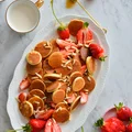 MINI PANCAKES KOKOSOWE Z TRUSKAWKAMI I MIGDAŁAMI