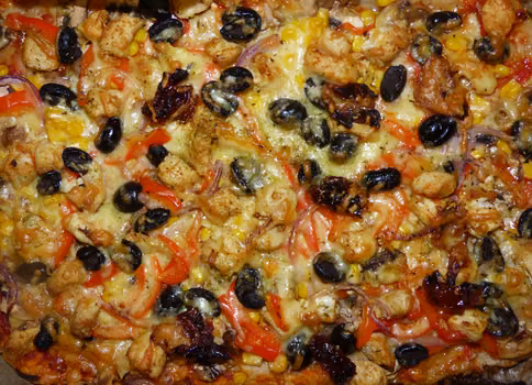 Pizza z kurczakiem, pieczarkami i warzywami