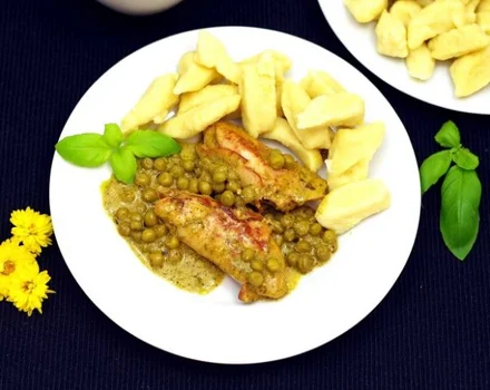 Pierś z kurczaka z pesto bazyliowym i groszkiem