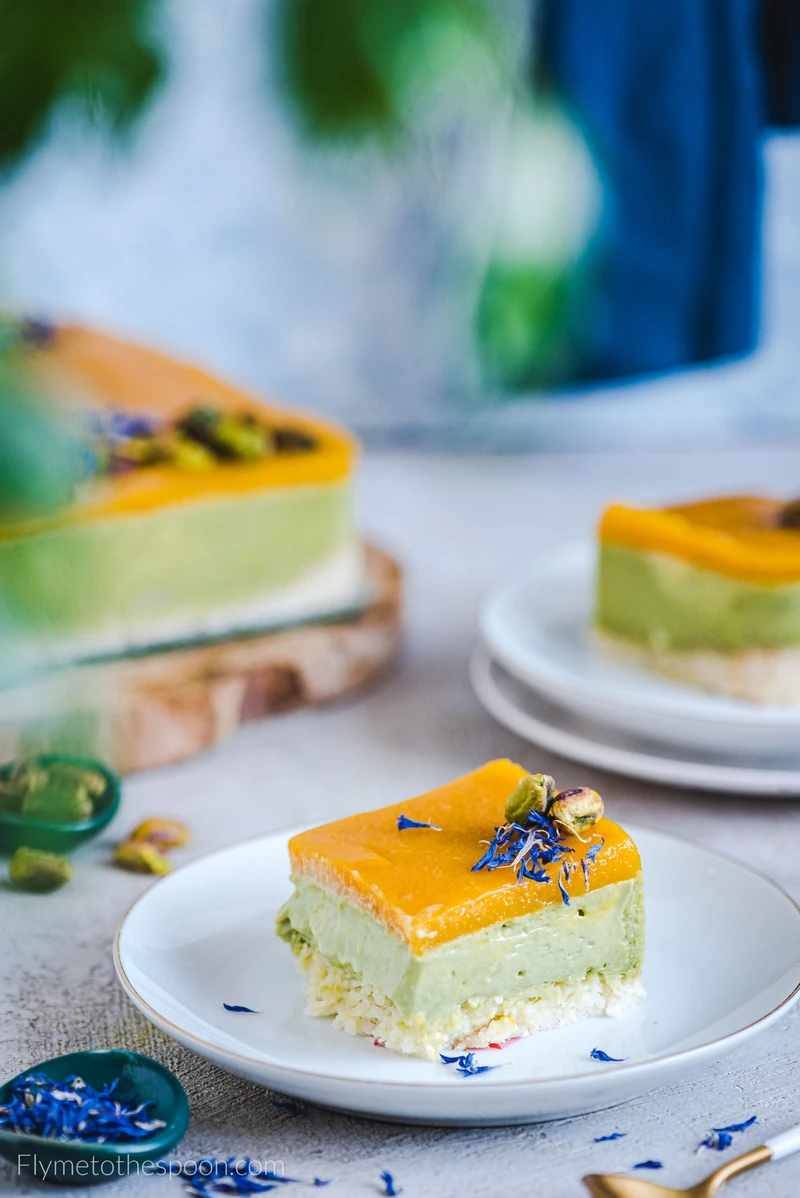 Sernik matcha z musem mango na kokosowym spodzie
