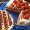 czerwony tort truskawkowy z masą serową
