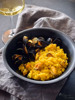 Risotto szafranowe z małżami