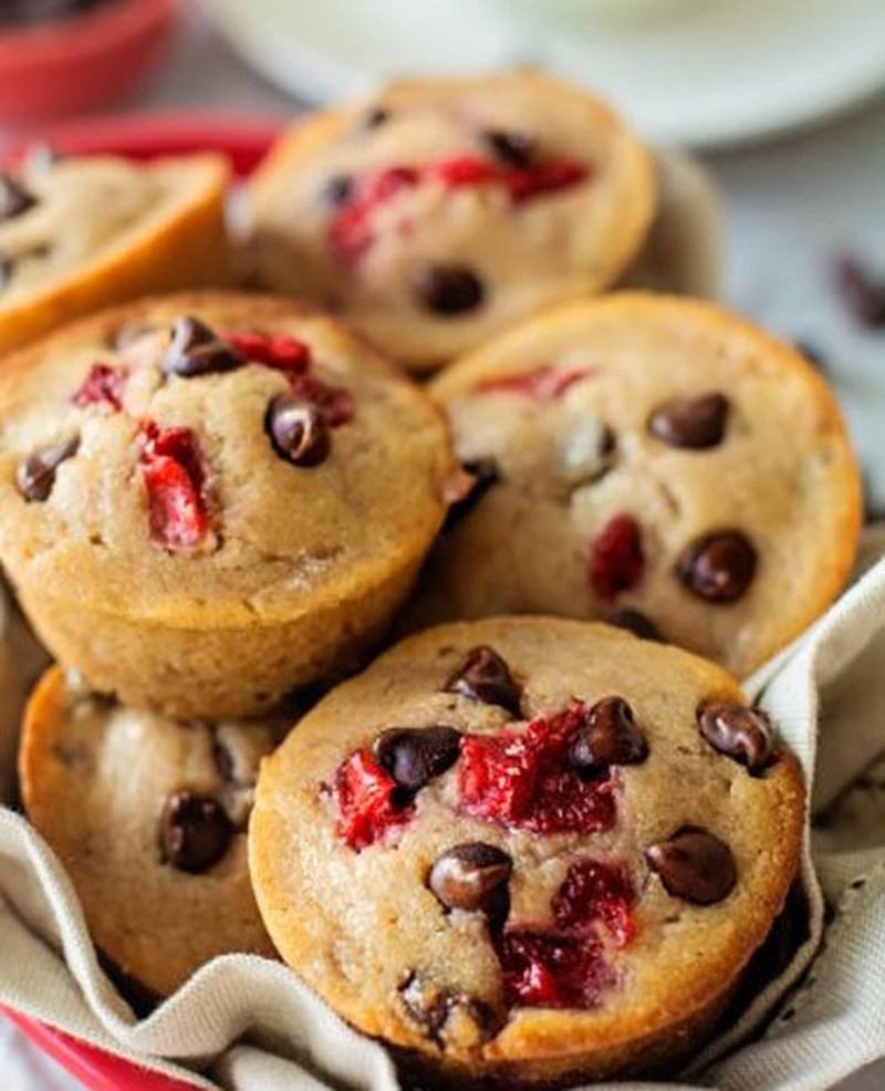 Muffinki z truskawkami i czekoladą