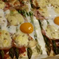 Pizza ze szparagami i jajem sadzonym