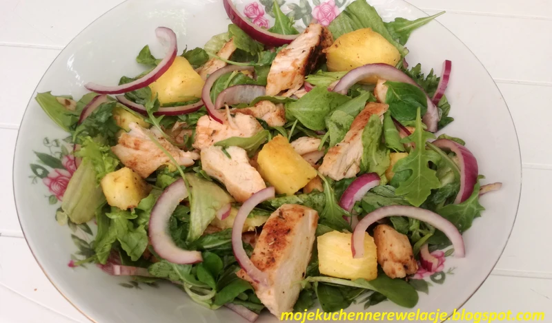 FIT sałatka z grillowanym ananasem i kurczakiem - 260 kcal