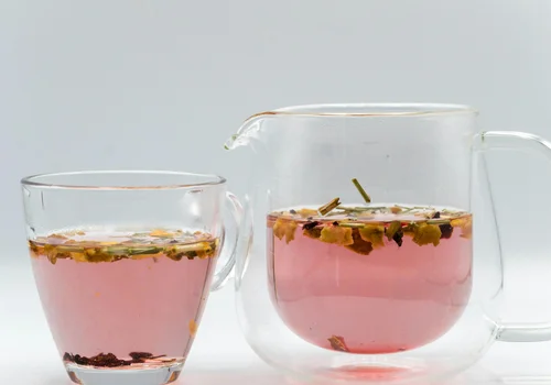 Biała herbata w kosmetykach – właściwości pielęgnacyjne i zapachowe, które pokochasz