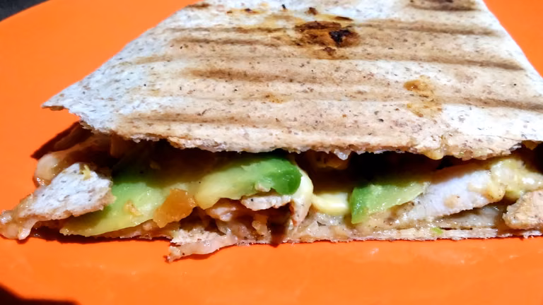 Quesadilla z kurczakiem i awokado