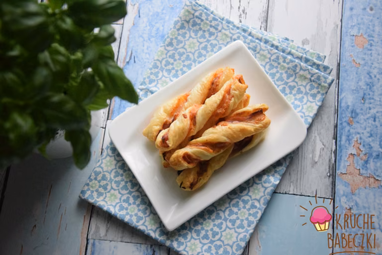 ŚWIDERKI Z CIASTA FRANCUSKIEGO Z SZYNKĄ PARMEŃSKĄ I MOZZARELLĄ