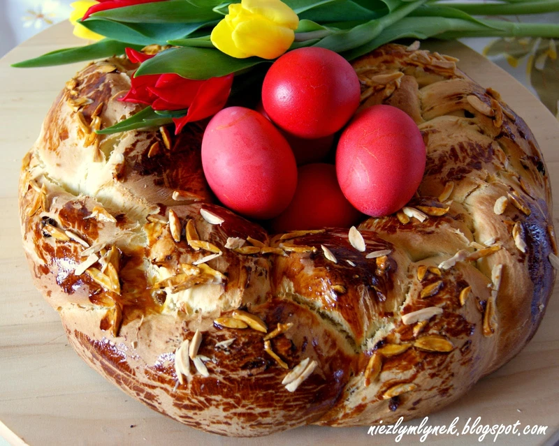 Drożdżowy wieniec Wielkanocny