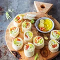 Tortilla z łososiem, kozim serem i sosem aioli