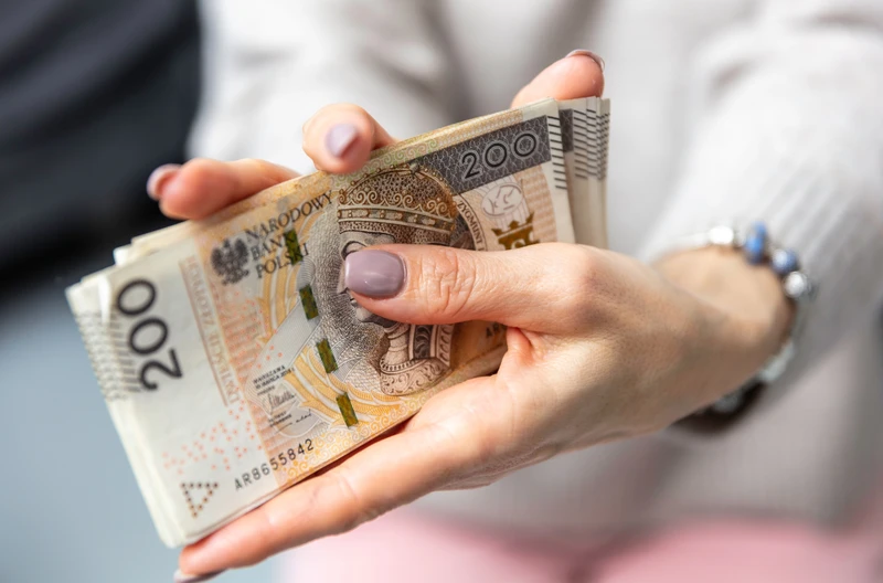 Pracownicy zarobią o 642 zł więcej! Minimalne wynagrodzenie i stawka godzinowa NA RĘKĘ w 2024 roku