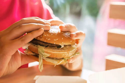 Nietypowy sposób walki z otyłością! Czy to koniec fast foodów w przestrzeni publicznej?