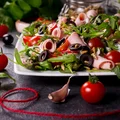 Fit sałatka z szynką i grillowanymi szparagami