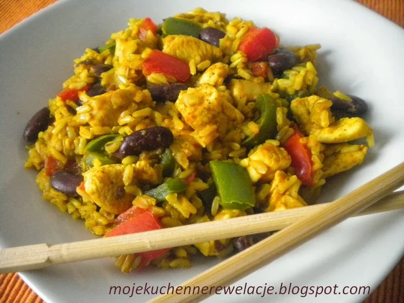 Kurczak z ryżem curry z czerwoną fasolą - 395 kcal