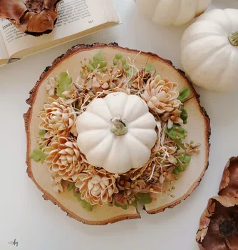 Jesienny stroik na stół – dekoracja z białą dynią
