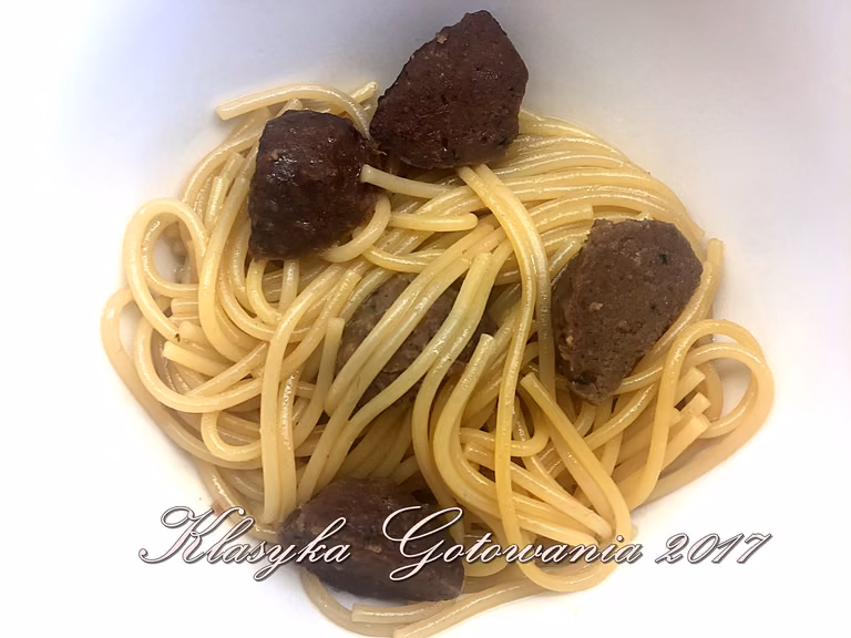 Makaron z pulpetami w sosie chińskim