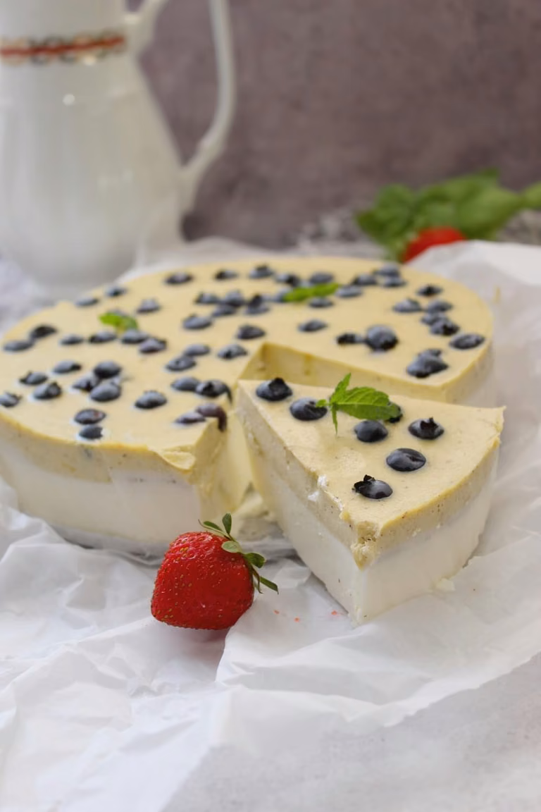 Sernik mascarpone z pistacjową warstwą i borówkami
