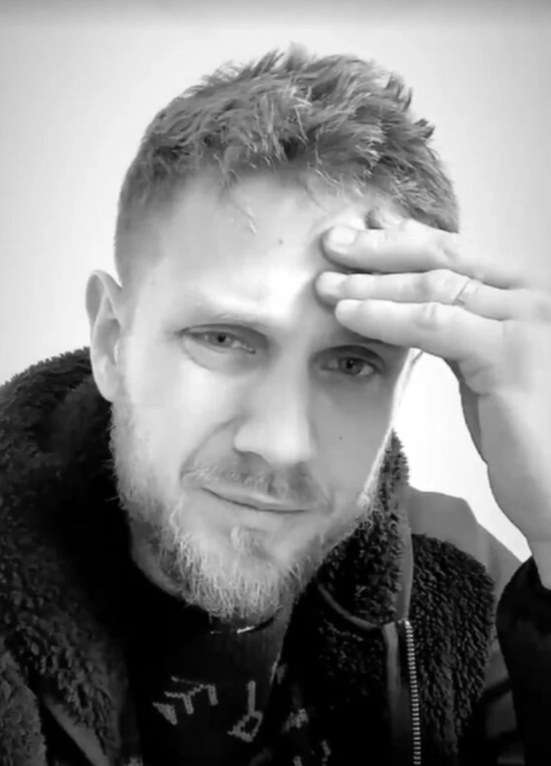Antek Królikowski ujawnia dramatyczne kulisy rodzinnej kłótni. W tle strzał z broni.