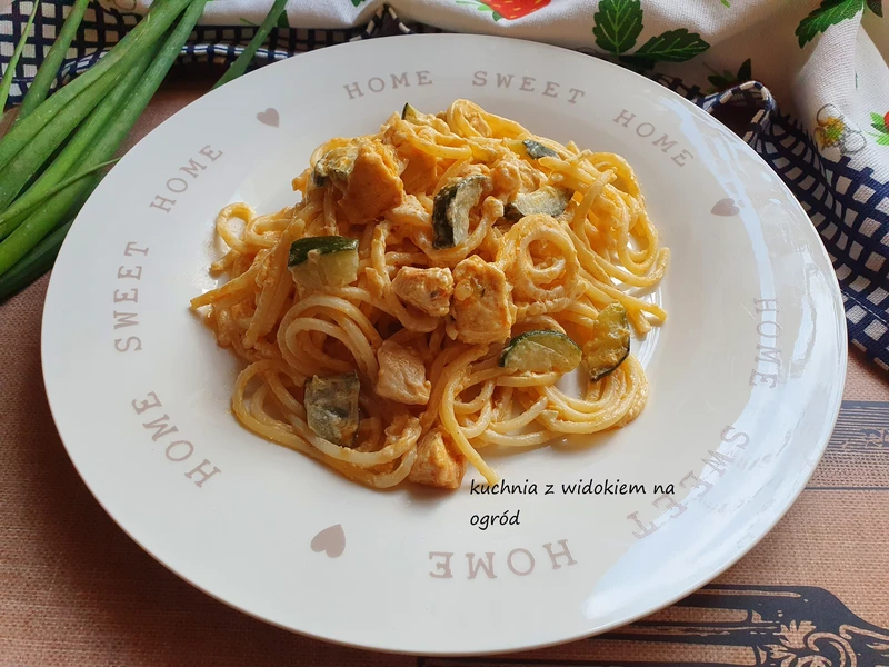 Spaghetti w kremowym sosie z kurczakiem i cukinią