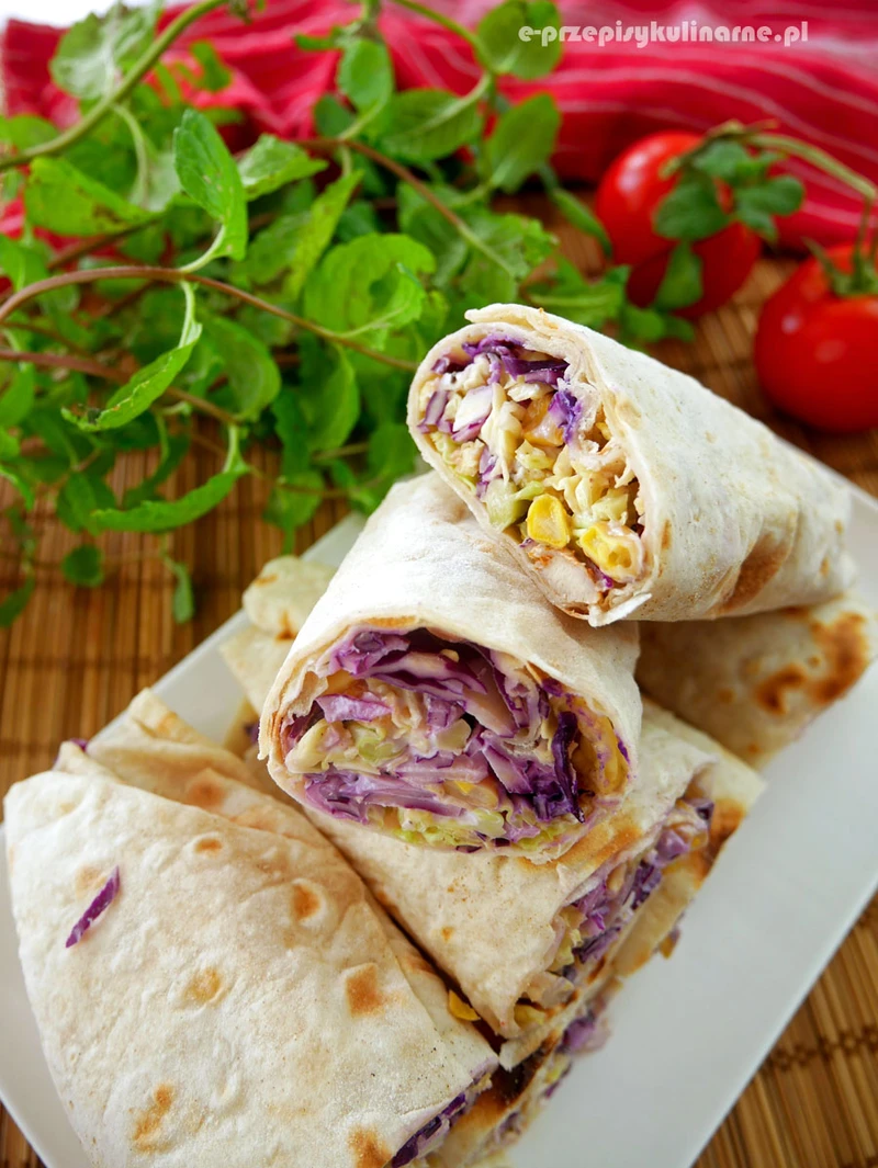 Tortilla kebab z kurczakiem i czerwoną kapustą