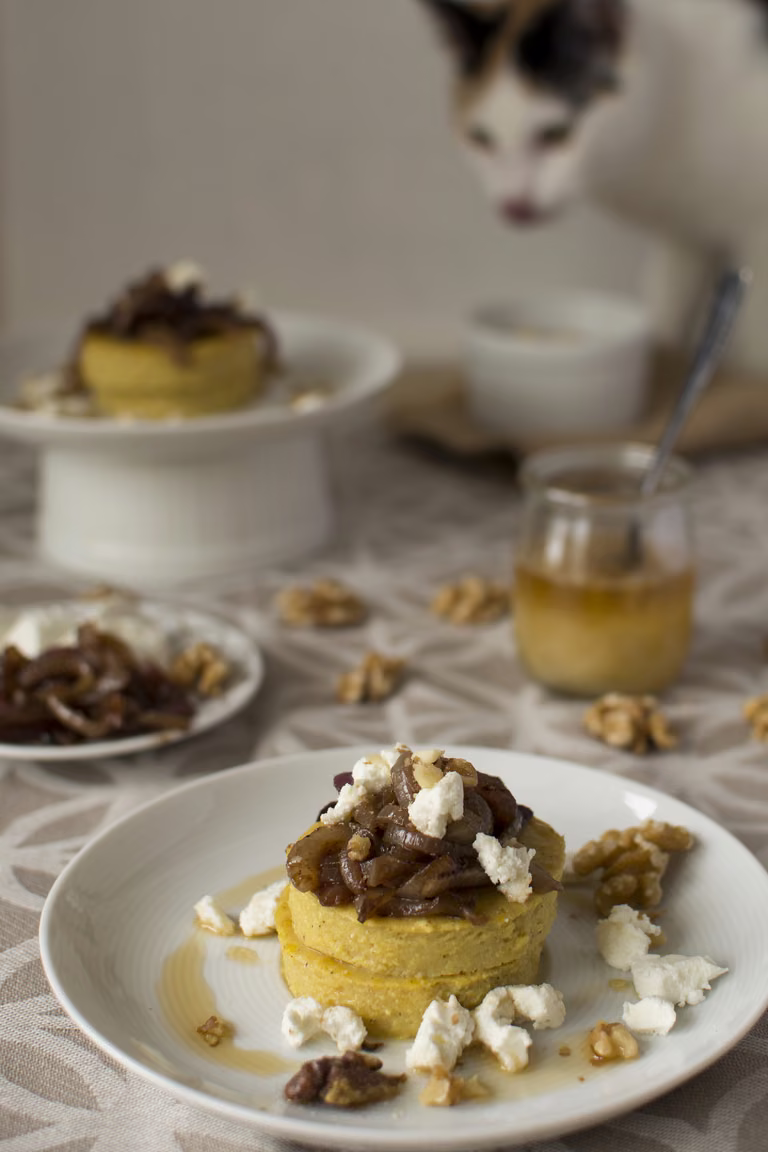 Polenta z karmelizowaną cebulą i miodem