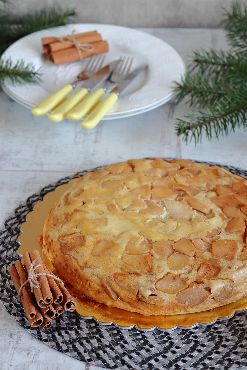Omlet z karmelizowanymi jabłkami i cynamonem