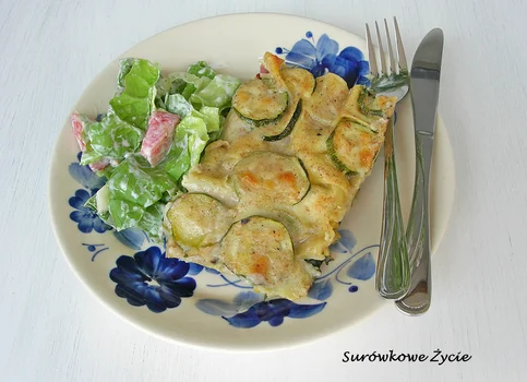 Lasagne ze szpinakiem, cukinią i boczkiem w sosie beszamelowym. Pyszny, sycący obiad.