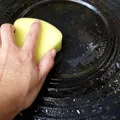 Jak wyczyścić przypaloną patelnię? 4 domowe sposoby