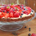 Czekoladowa tarta z kremem i owocami