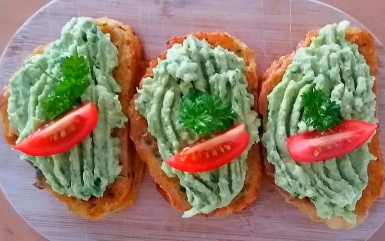 Chleb w jajku z pastą z awokado (bez glutenu)