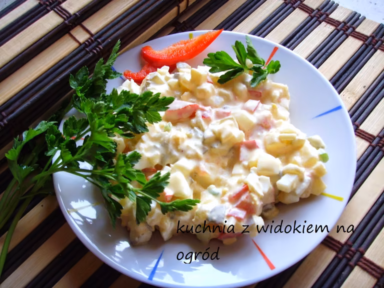 Sałatka ziemniaczana z papryką i ogórkiem kiszonym. Świetna do grillowanych mięs.