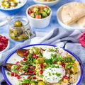 Izraelskie śniadanie: smażony bakłażan z hummusem i jajkiem w koszulce