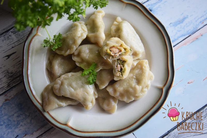 PIEROGI Z ŁOSOSIEM I BROKUŁEM