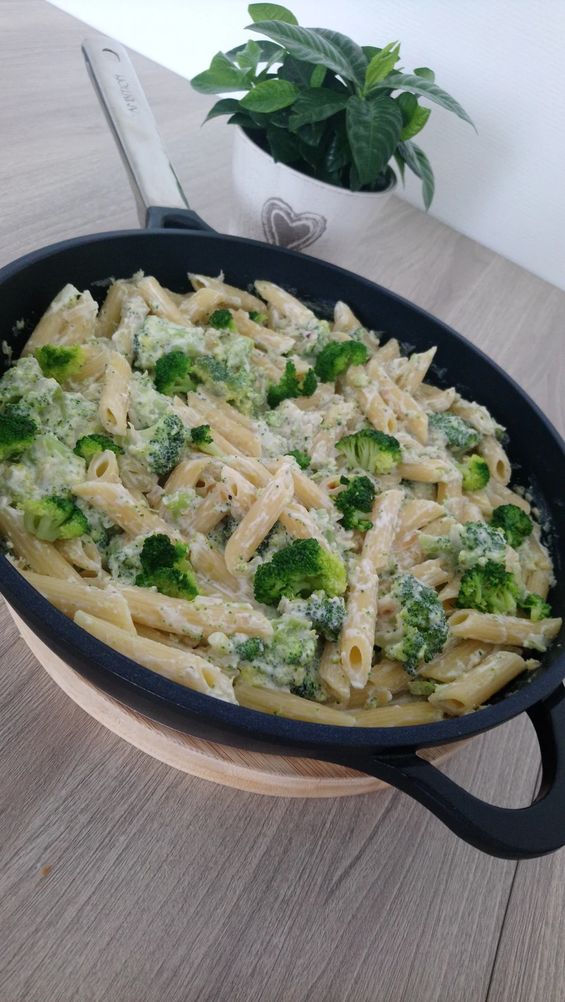 Makaron Penne w sosie brokułowym