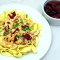 Makaron z mascarpone, suszonymi pomidorami i wędzonym kurczakiem