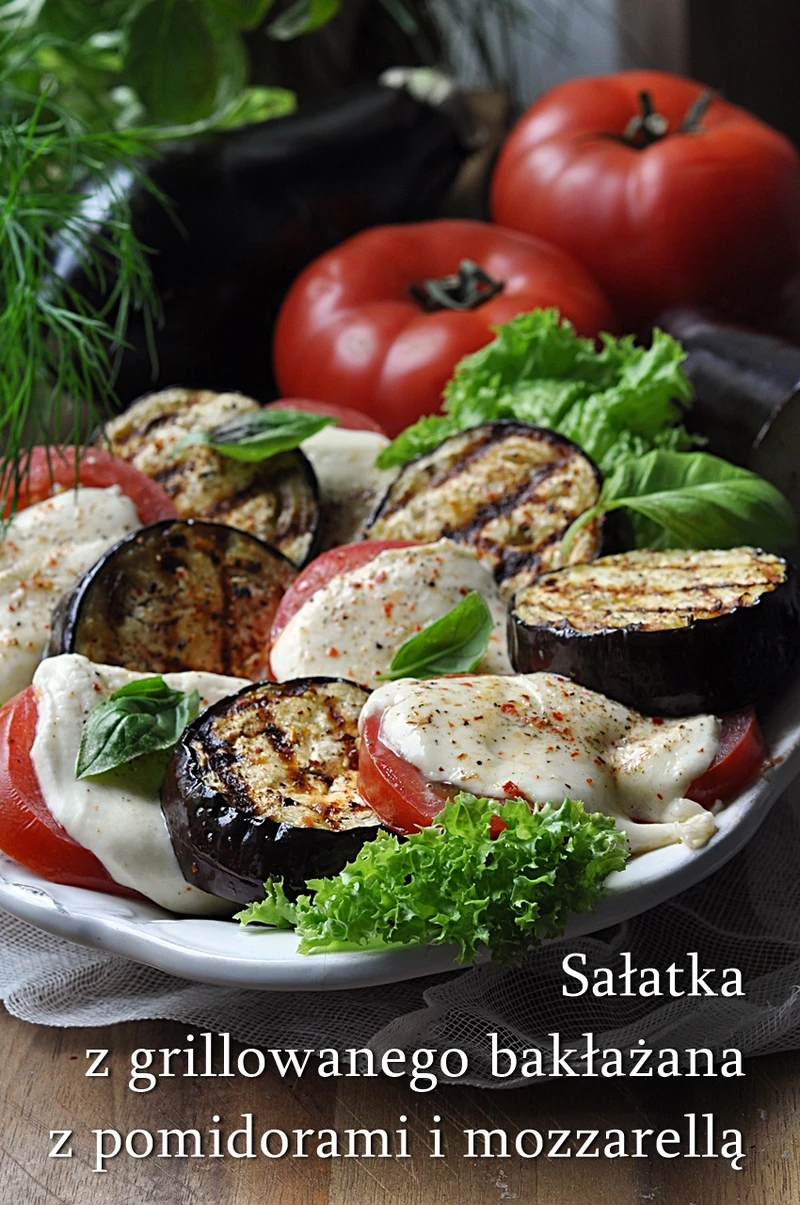 Sałatka z grillowanego bakłażana z pomidorami i mozzarellą