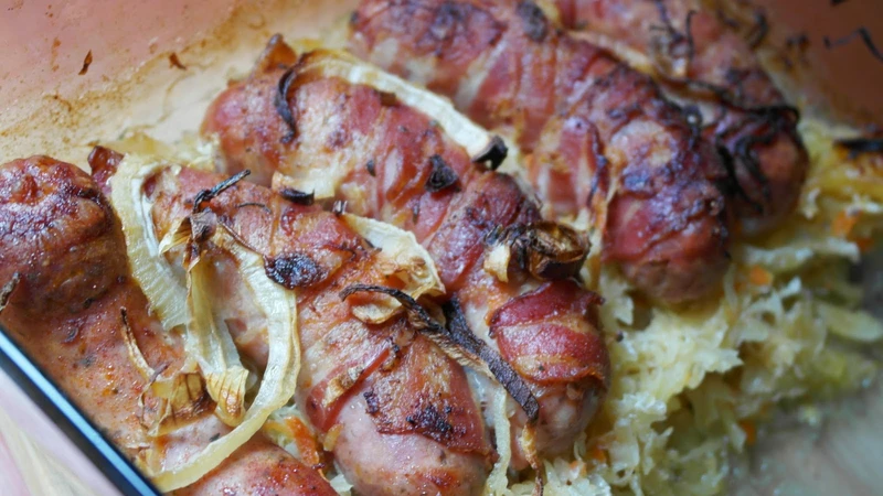 Pieczona biała kiełbasa w boczku
