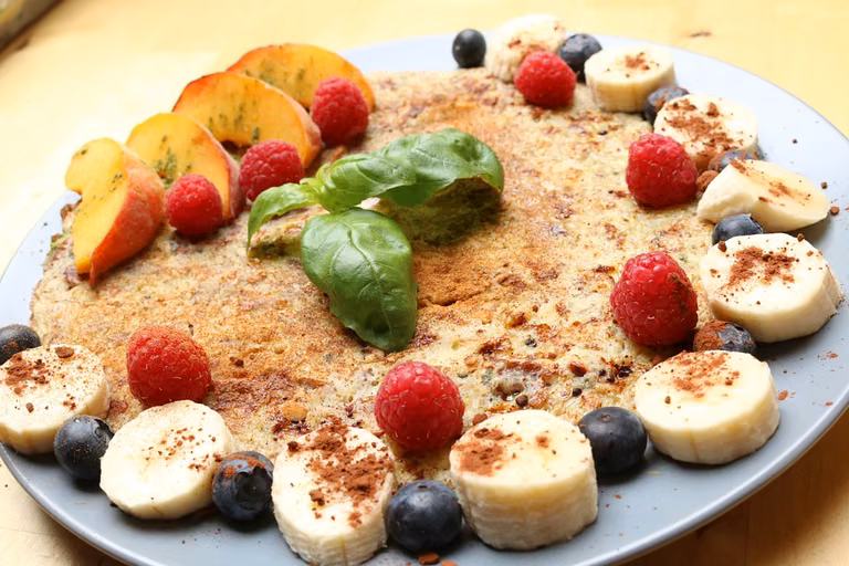 Słodki omlet z owocami