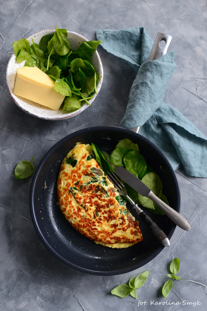 OMLET ZE SZPINAKIEM I ŻÓŁTYM SEREM