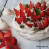 Mini beza Pavlova z truskawkami